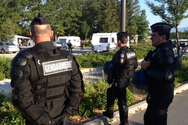 Policiers et gendarmes étaient sur le camp de voyageurs du Technosite à Juvigny lundi matin.