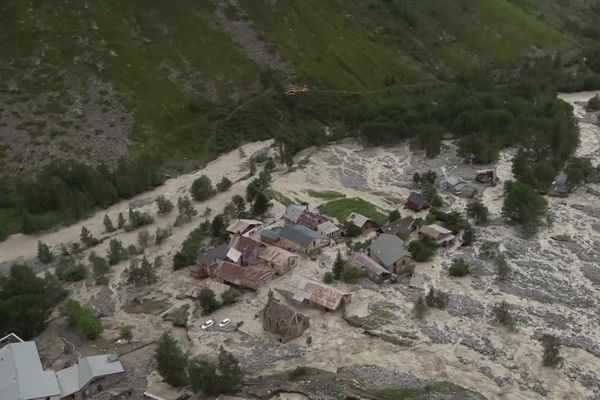 Le Vénéon s'est transformé en un gigantesque torrent de boue et de rochers.