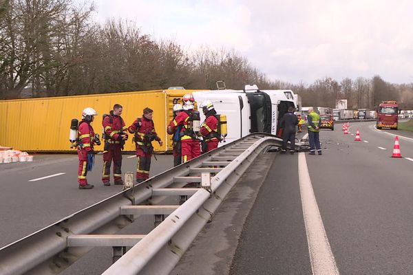 Le camion transportait des produits chimiques et une équipe spécialisée a dû intervenir pour sécuriser la zone.