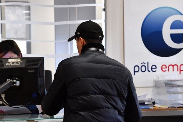 Une conseillère s'occupe d'un allocataire dans une agence de Pôle Emploi.