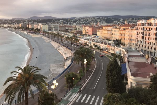 Vue de la ville de Nice au soleil couchant.