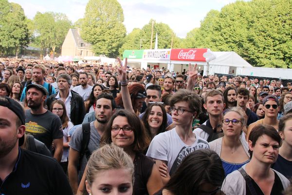 Une foule compacte avant le concert des Naive New Beaters ce dimanche sur la Green Room, la scène secondaire du Main Square