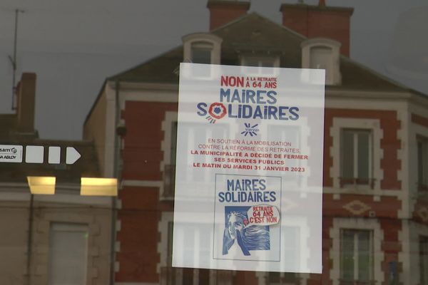 L'affiche sur l'entrée de la mairie annonçant la fermeture de l'hôtel de ville le 31 janvier au matin, pour permettre aux employés de manifester.