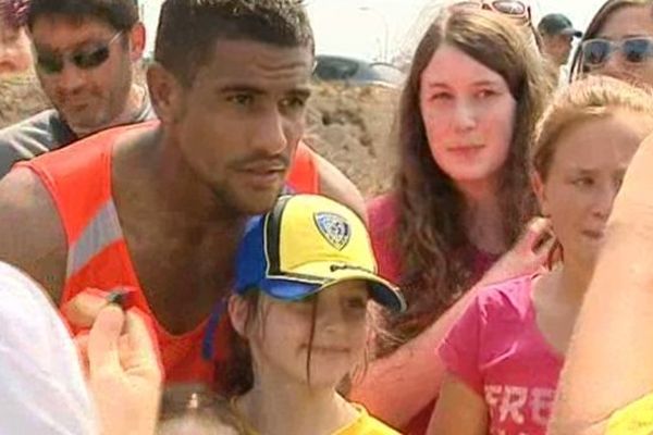 Le premier entraînement des internationaux de l'ASM Clermont Auvergne s'est déroulé en présence du public, ravi de pouvoir poser avec les chouchous de l'équipe comme Wesley Fofana. 