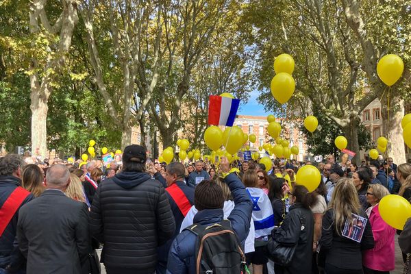 Des centaines de ballons ont été lâchés place du Salin à Toulouse lors d'un rassemblement organisé par le CRIF Toulouse- Occitanie, ce dimanche 6 octobre 2024, en hommage aux victimes du massacre du 7 octobre 2023 intervenu en Israël. Les participants ont également demandé la libération des otages dont deux franco-israéliens.