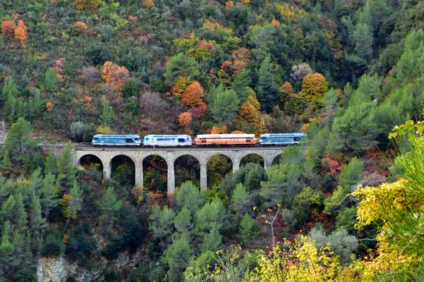 C'est grâce à trois locomotives de la SNCF, deux devant et une derrière, que Belphégor a pu retrouver le grand air de la vallée de la Roya.