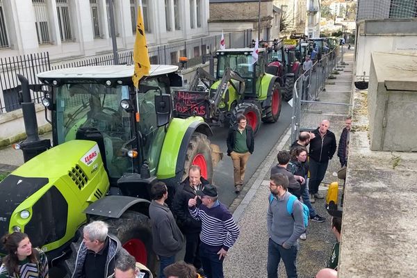 Trente tracteurs et 150 manifestants ont bloqué la rue Arthur Ranc à Poitiers le mercredi 14 février.