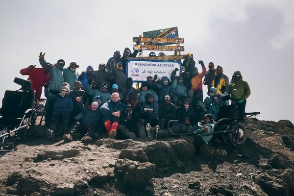 Arnaud Chassery, les deux Joëlettes et l'équipe de la seconde expédition au sommet du Kilimandjaro.