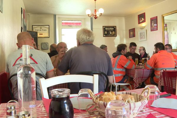 Les restaurateurs s'adaptent face à l'inflation. Les chauffeurs, eux, réfléchissent à d'autres alternatives.