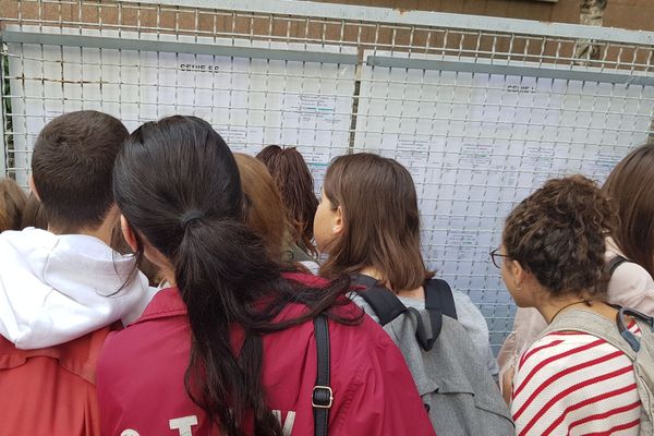 C'était la cohue devant les grilles du lycée Blaise Pascal à Clermont-Ferrand, où ont été affichés les résultats du Bac 2018.