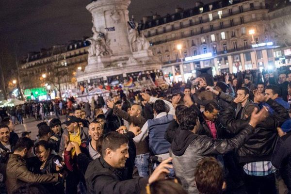 Des manifestants dansent sur la place de la République, dans le cadre de la 11ème "Nuit debout", à Paris, le 10 avril 2016.