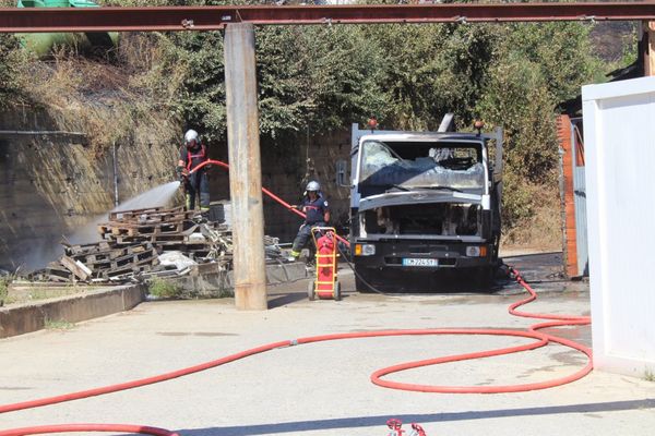 L'incendie a été éteint avant que les flammes ne se propagent vers des cuves de gaz propane.