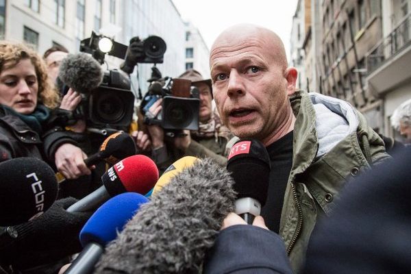 L'avocat belge de Salah Abdeslam, Sven Mary, parle à la presse devant le siège de la police fédérale à Bruxelles le 19 mars 2016 