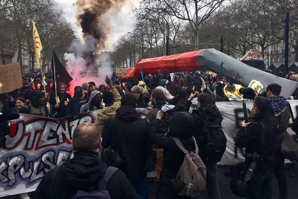 Samedi 31 Mars à Nantes, des heurts durant la manifestation contre les expulsions.  