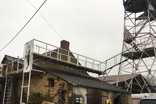 La bibliothèque et le phare du Taslu sont en rénovation. Ils se situent à la Roulandière, lieu de passage et de discussion entre les associations et les occupants de la ZAD.