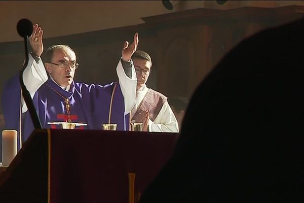 Le week-end dernier, le cardinal Barbarin a sanctionné un prêtre qui avait demandé la démission de l'archevêque
