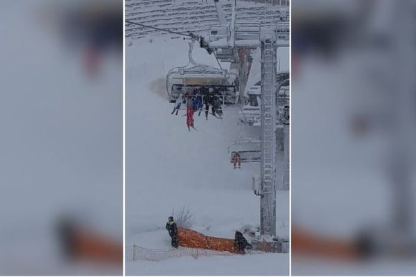 La fillette aurait glissé du télésiège à cause d'un problème de sécurité au moment de l'embarquement.