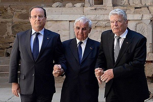 Robert Hébras entouré par les présidents Français et Allemand à Oradour-sur-Glane le 4 septembre 2013