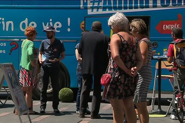 L'association pour le droit de mourir dans la dignité (ADMD) organise un Tour de France pour parler de la fin de vie. Des jeunes conduisent un bus qui fait 24 étapes. Objectif : évoquer sans tabou la mort et les droits des citoyens.