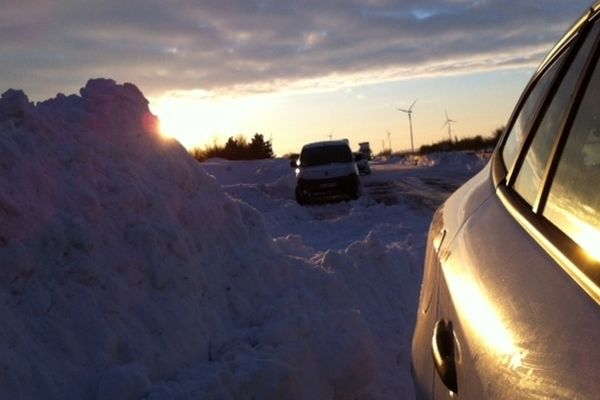 Ambiance surréaliste au levé du soleil pour les automobilistes qui ont passé la nuit bloqués sur l'A29.