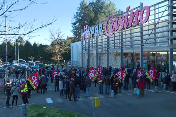 Les opposants ont obtenu gain de cause, puisque l'arrêté municipal interdisant l'ouverture du magasin a été confirmé par le préfet.