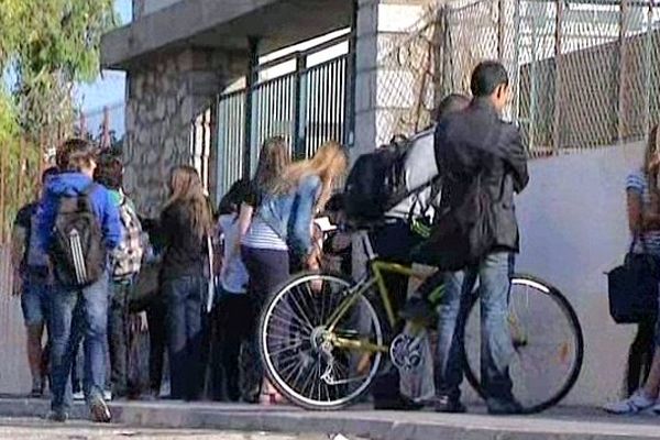 Perpignan - les jeunes collégiens passent le brevet - 27 juin 2013.