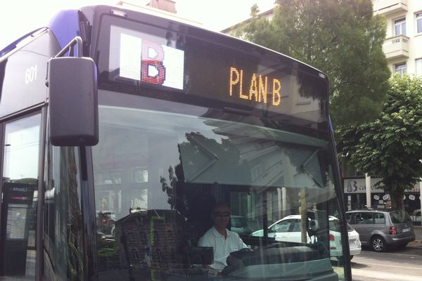 Des bus "Plan B" remplacent le tram sur la portion de la ligne A interrompue.