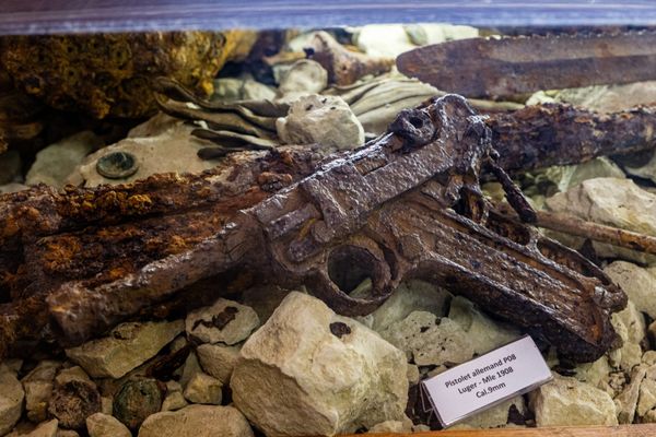 Pistolet allemand retrouvé sur un champ de bataille de la Première Guerre mondiale.