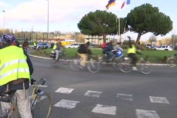 Les "zadistes" arrivent à vélo, le 27 novembre 2015, vers le plateau de Saclay.