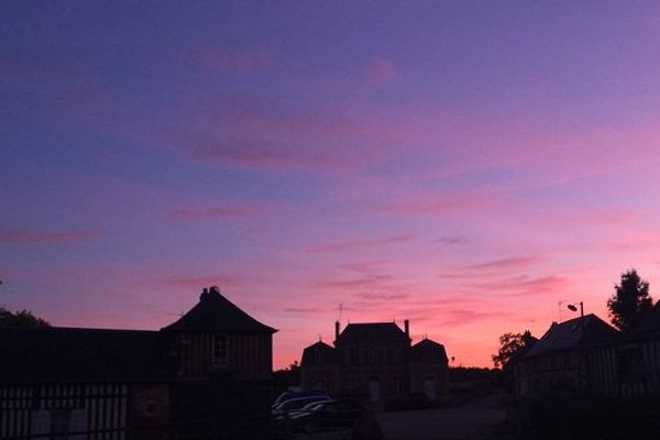 La palette éphémère d'un coucher de soleil à Saint-Pierre-Azif dans le pays d'Auge.