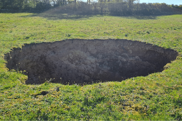 L'effondrement s'est effectué au milieu d'un champ clôturé, sur la commune de Grury (Saône-et-Loire)