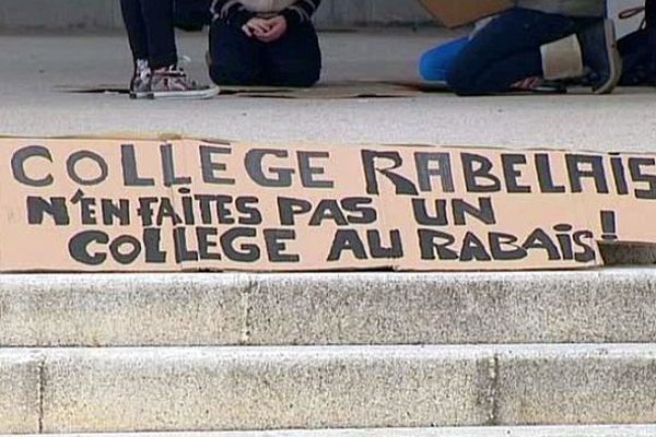 Montpellier - grève au collège Rabelais, professeurs, élèves et parents d'élèves dénoncent la suppression d'heures de cours - 18 février 2014.