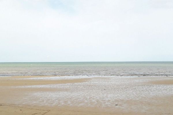 L'horizon restera nuageux ou voilé ce lundi sur le littoral normand, par exemple à Courseulles dans le Calvados.