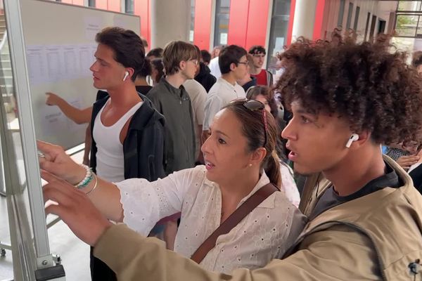 Candidats et parents devant les panneaux d'affichage au lycée Gustave Eiffel de Bordeaux. Les résultats du baccalauréat sont affichés dans les lycées depuis 9 h 30, mardi 4 juillet 2023.