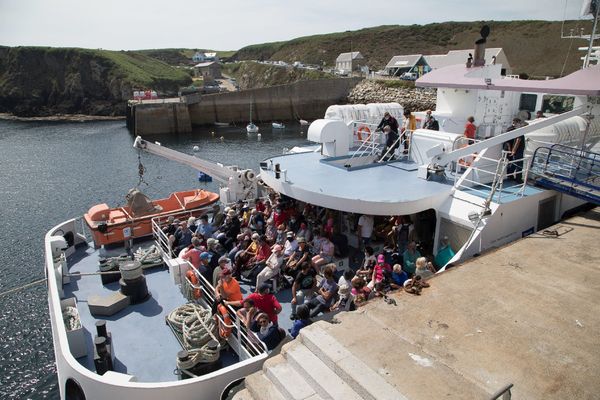 Embarquement à Ouessant sur le Fromveur 2 de la compagnie Penn Ar Bed en direction du continent, le 26 juin 2020. Le port du masque est obligatoire pendant la traversée.