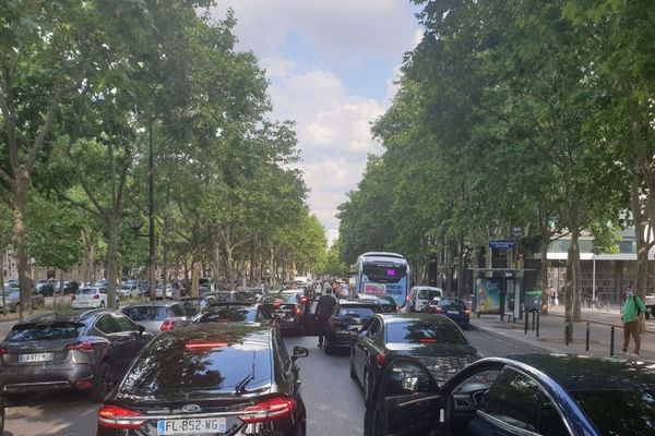 C'est la deuxième manifestation des chauffeurs VTC cette semaine dans Paris. Ils réclament des aides et des meilleures conditions de travail.