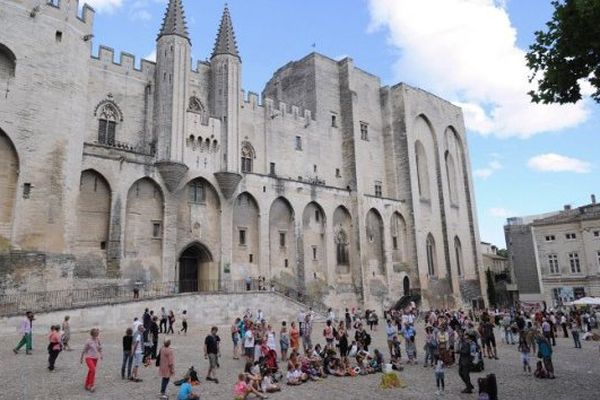 la place devant le Palais des Papes en Avignon