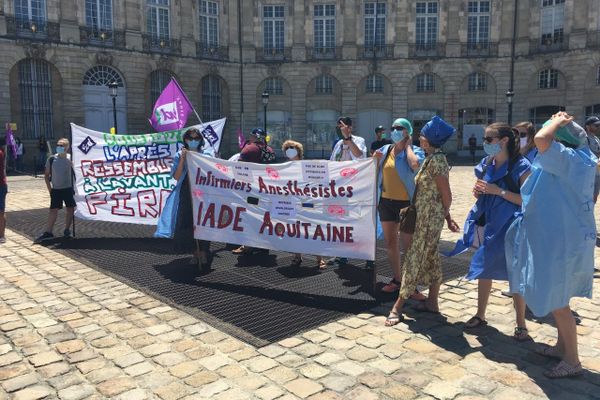 A Bordeaux, deux cents personnes ont manifesté place de la Bourse.