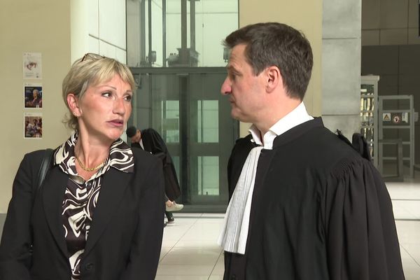 Sandra Paire et son conseil, Frédéric de Baets, lors de l'audience devant le tribunal correctionnel de Nice, le 27 mai 2024.