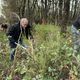 Les manifestants se sont rassemblés pour débroussailler les alentours de la clôture.