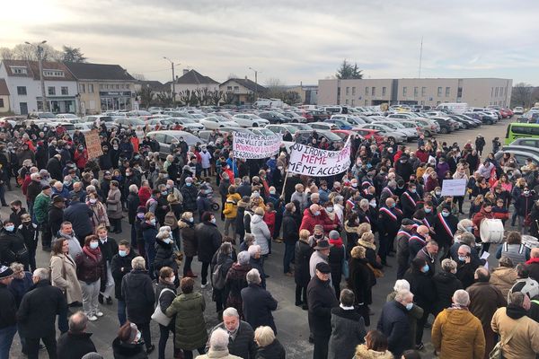 Plusieurs centaines de manifestants ont défilé dans les rues de Langres pour défendre leur hôpital.