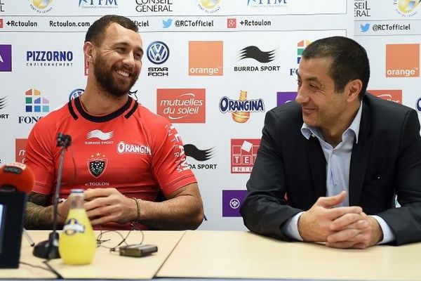 Quade Cooper en compagnie de Mourad Boujellal en conférence de presse