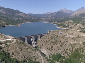 Illustration. Le lac et le barrage de Calacuccia.