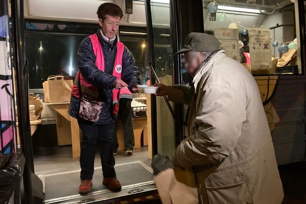 Chaque soir d'hiver, à Clermont-Ferrand, le bus des Restos du Cœur distribue des repas chauds aux plus démunis.