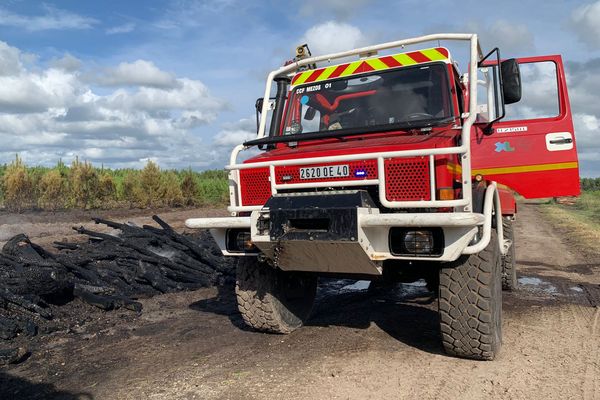 Le feu est parti en bord de route sur le secteur de Mezos.