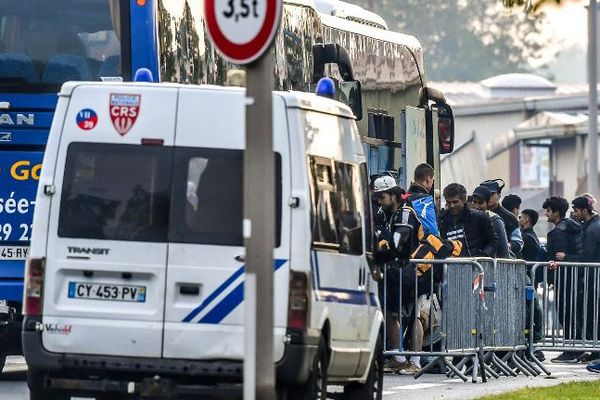 L'évacuation des migrants du gymnase de Grande-Synthe.