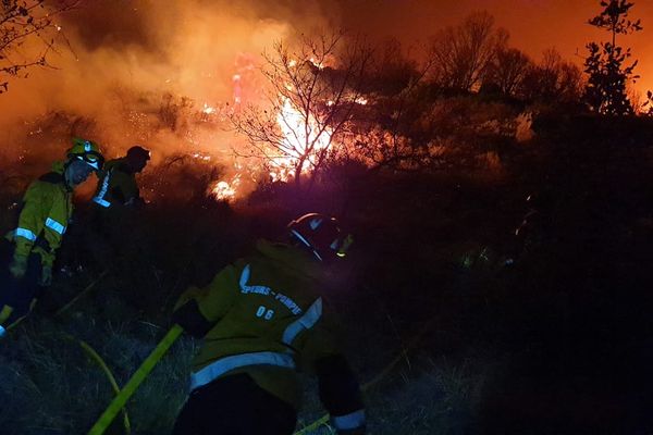 Les pompiers ont lutté toute la nuit de samedi à dimanche 27 mars contre un incendie à Saint-Vallier dans les Alpes-Maritimes.