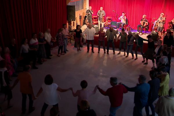 Le bal traditionnel animé par le Per' Cordanche sur la scène du Barlu à Dissay (Vienne).