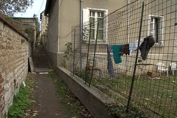 Une des ces maisons située allée du Saut-du-loup, à Caen, est occupée par plusieurs familles depuis le mois de mai.