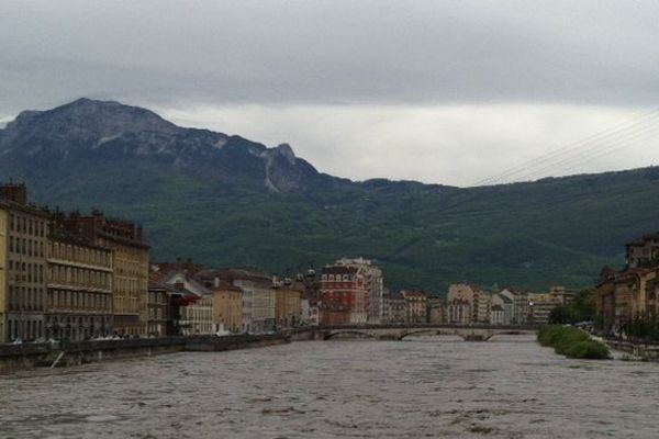 Le niveau de l'Isère a quasiment rejoint la hauteur du pont